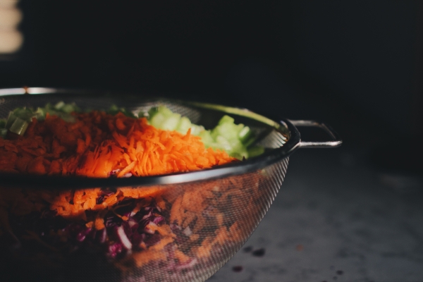 Неприлично быстро: рецепт очень вкусного салата из 3 ингредиентов за 5 минут